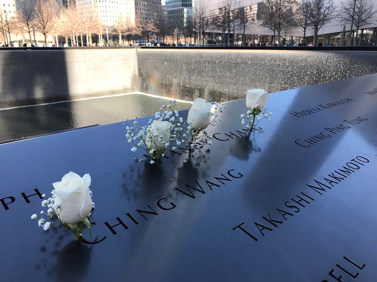 高雄市長陳菊24日訪911紀念館向7位台籍罹難者獻花致意。 圖/高雄市政府提供