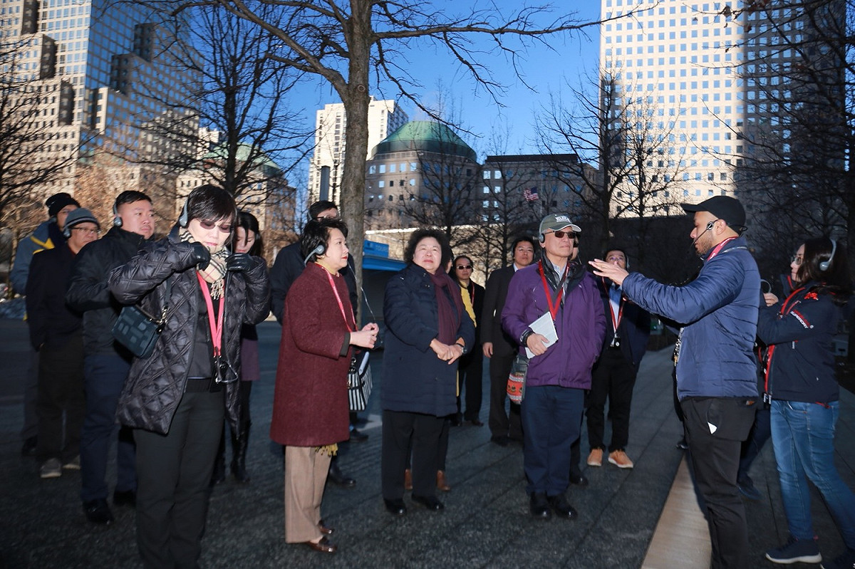 高雄市長陳菊24日訪911紀念館向7位台籍罹難者獻花致意。 圖/高雄市政府提供