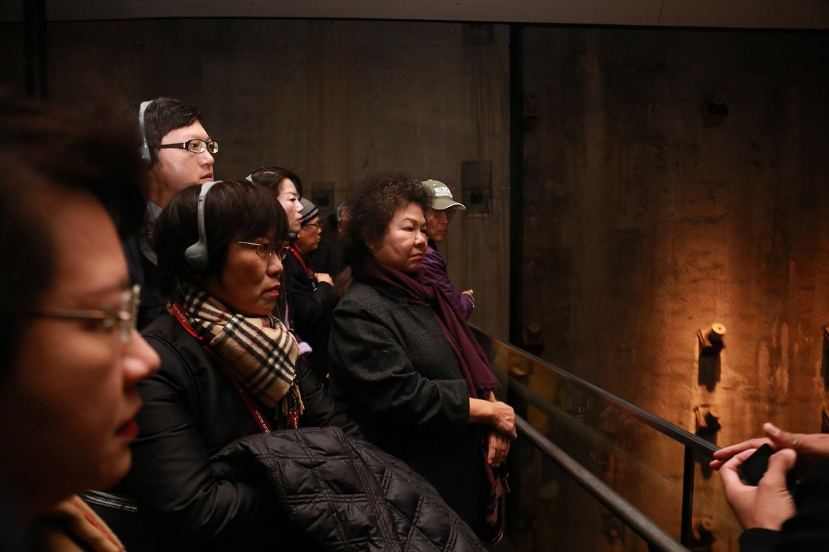 高雄市長陳菊在館方陪同下參觀911紀念館。 圖/高雄市政府提供