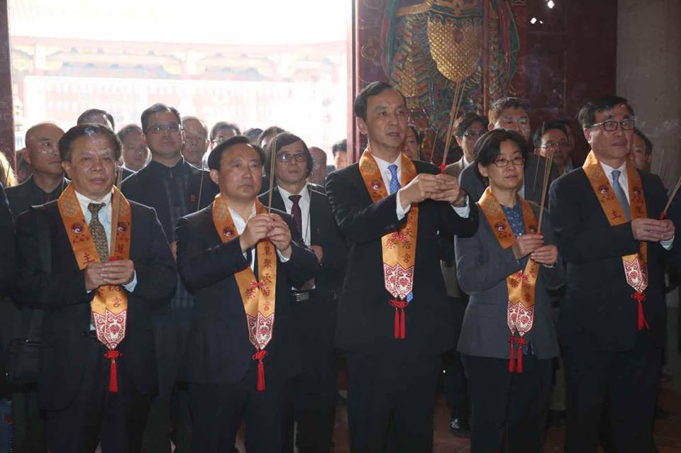 新北市長朱立倫昨赴昆山天后宮敬拜媽祖，表示兩岸關係或有起伏，但兩岸的民間交流，只有更密切，彼此才會更了解。 圖：新北市政府/提供
