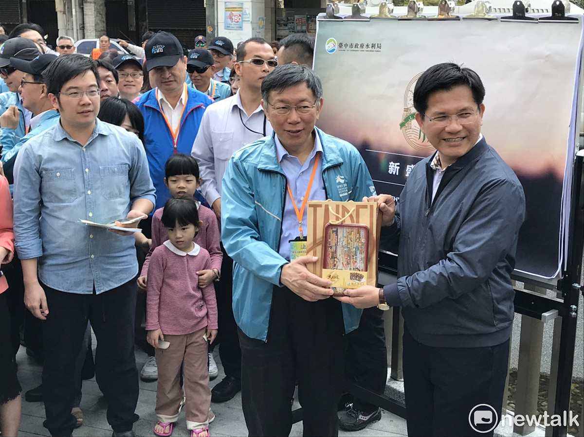 台北市長柯文哲今赴台中市進行市政交流，與台中市長林佳龍相見歡。 圖 : 周煊惠 / 攝