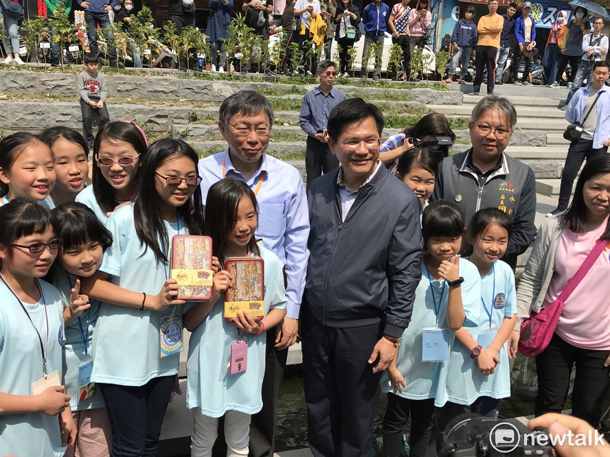 林佳龍、柯文哲兩位市長與接待的小朋友合影。 圖 : 周煊惠 / 攝