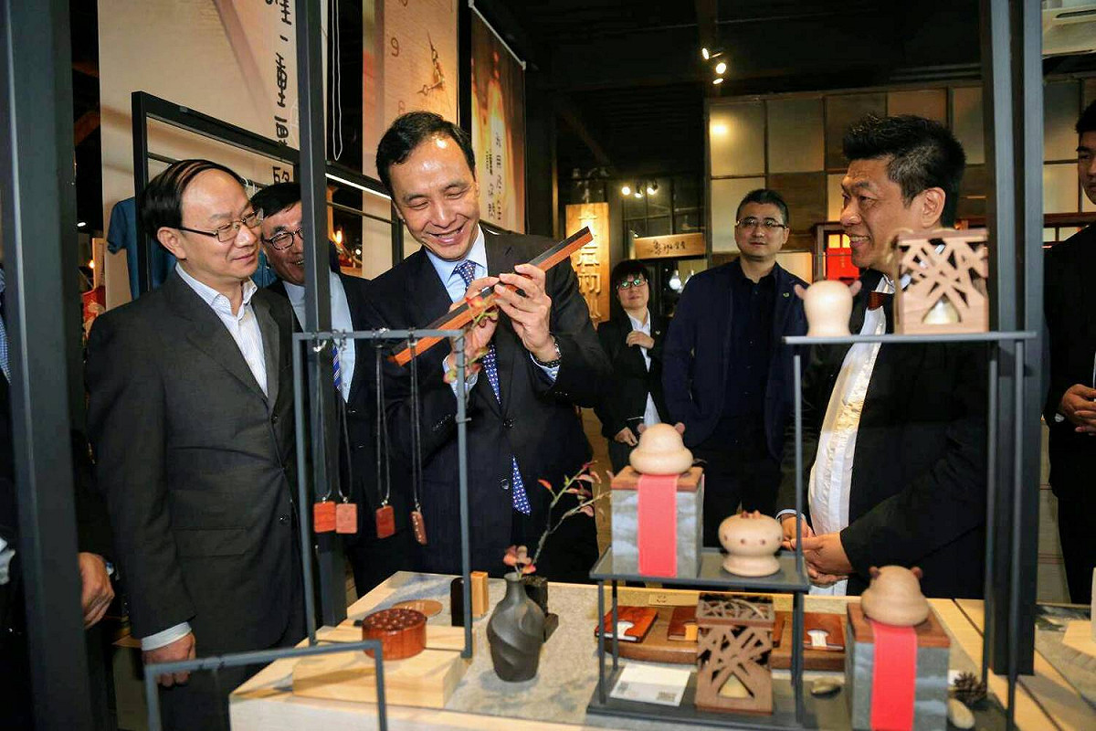 新北市長朱立倫率團訪問中國第五日，今(25)天上午抵達上海的「麥可將文創園區」，他讚許台灣年輕朋友發揮創意、開發新産業，走向世界讓更多人看到台灣的軟實力。 圖：新北市政府/提供