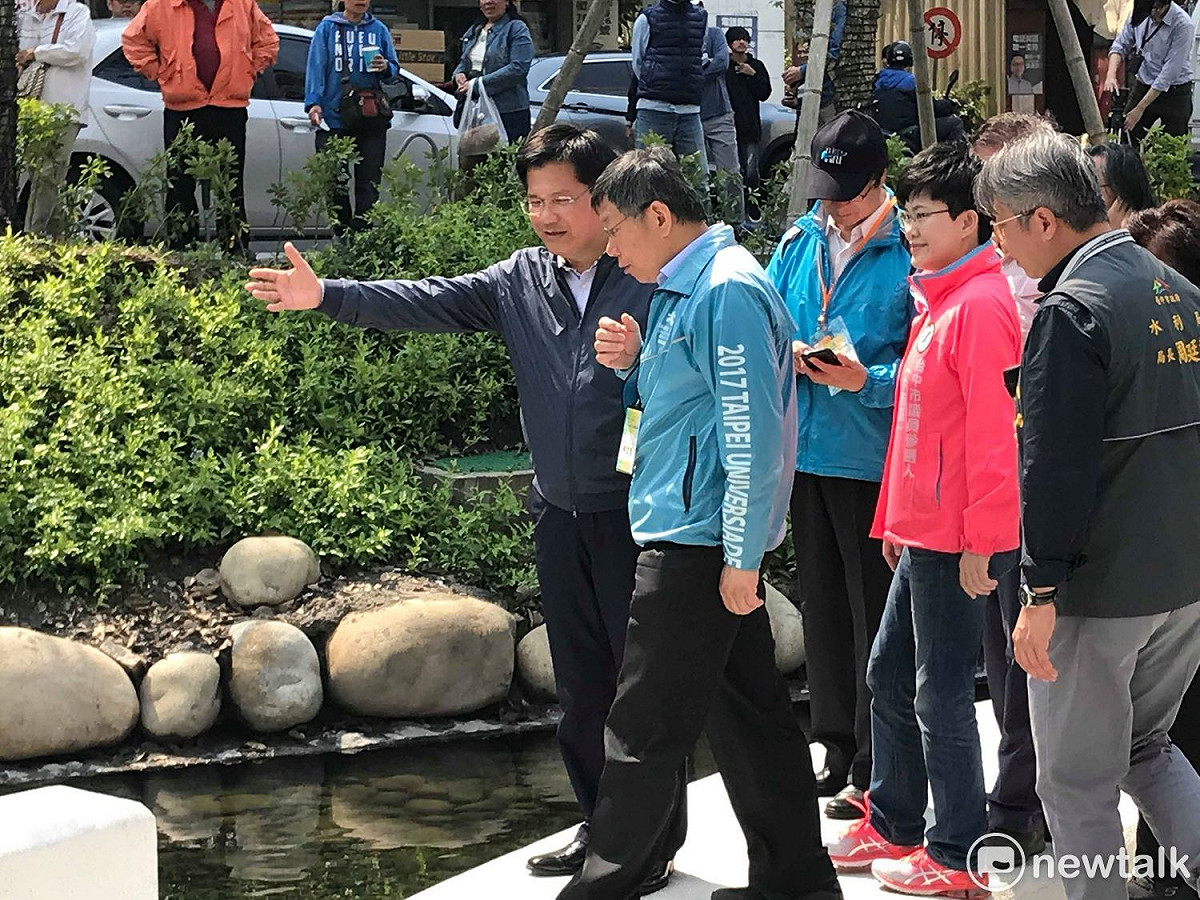 台北市長柯文哲今赴台中市進行市政交流，台中市長林佳龍親自接待，而台中市議員擬參選人也到現場與兩位市長「黏緊緊」，爭取曝光機會，像是前台中市長張溫鷹的接班人女兒陳俞融（粉紅衣）就緊緊跟隨兩位市長。 圖：周煊惠 / 攝