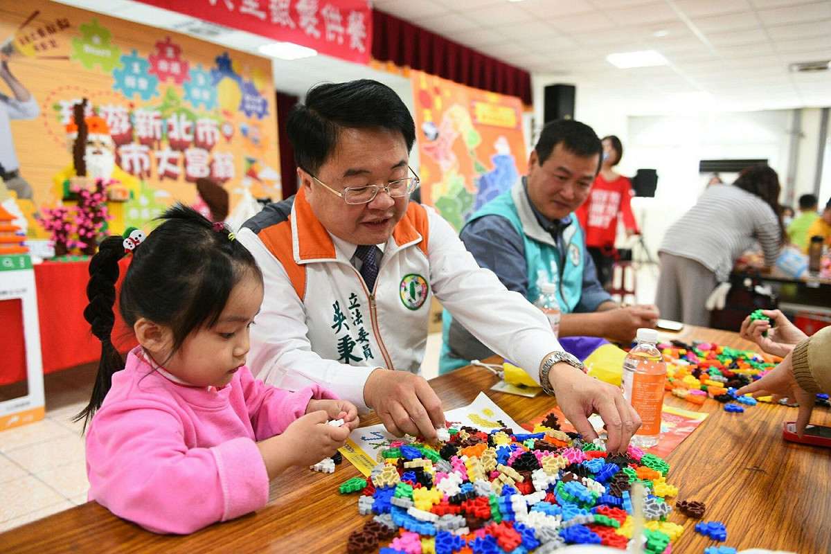 新北市長候選人吳秉叡出席大秉工坊積木班兒童節派對時表示，關於婦幼及育兒的長照議題，都會提出政策，讓大家了解。 圖：吳秉叡/提供