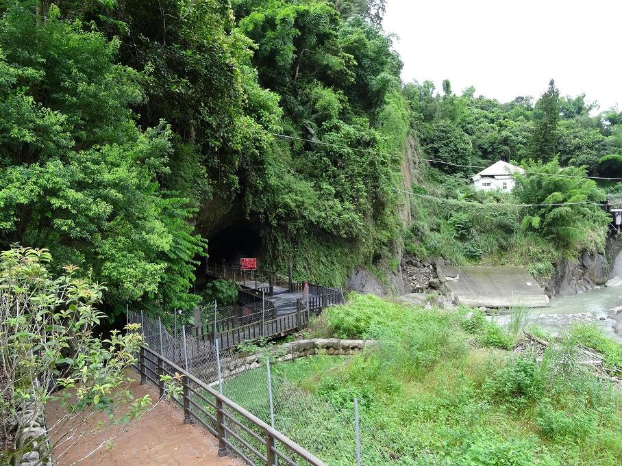 50到60年代「蝙蝠洞」為中部遠近馳名的觀光景點，是青少年最喜歡探險的地區。 圖：翻攝自頭汴坑休閒農業區網站