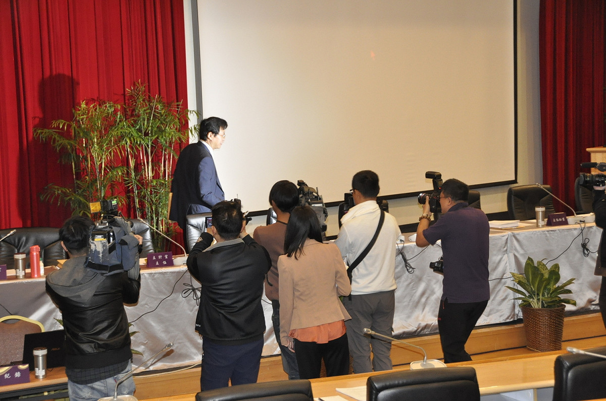 台大臨時校務會議，台大歷史系主任楊肅献指出，一個校長如果對真理對學術不尊重，你說這是往上提升還是往下沉淪？ 圖:陳香蘭／攝