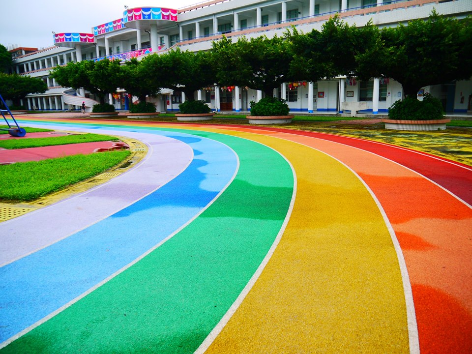 大里區的內新國小走在彩虹跑道上，環顧四周校園的樹木與氛圍中，讓人有種自己回到童年減齡的錯覺。 圖：翻攝台中就是那麼讚FB粉絲專頁