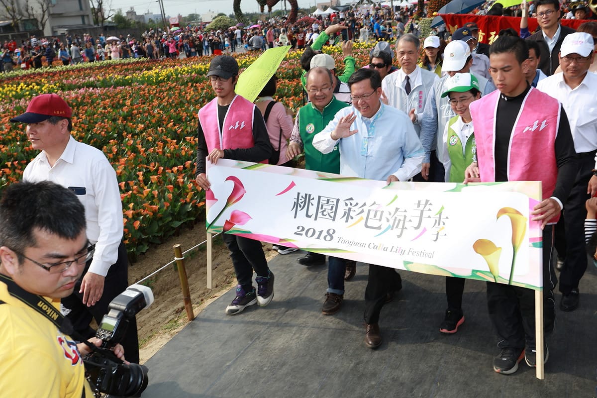 桃園市長鄭文燦特別感謝溪海休閒農業區居民的支持，領軍踩街遊行。 圖：桃園市政府農業局／提供