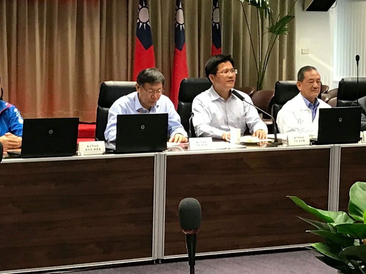 台北市長柯文哲（左）今赴台中與林佳龍（右）進行市政交流。 圖：周煊惠 / 攝