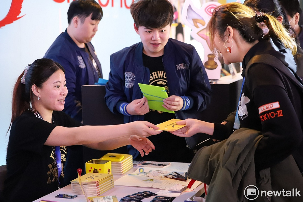 為了兌換紀念品，粉絲大排長龍。 圖：蔡幸秀/攝