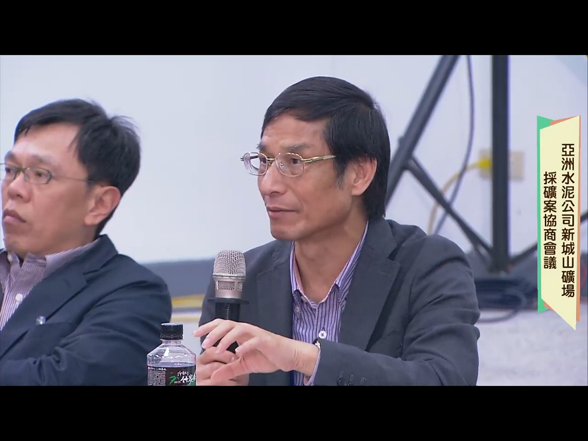 行政院政務委員林萬億(右)也以原轉會委員的身分出席會議。 圖：翻攝自Youtube