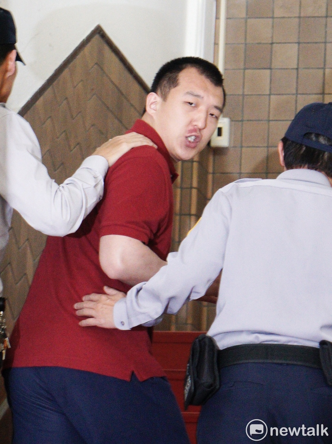 周泓旭在審訊前不忘對媒體喊話。 圖：張良一/攝