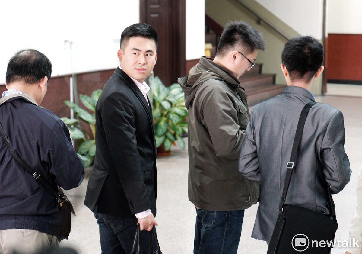 新黨成員王炳忠在進法院前回頭看記者。 圖：張良一/攝