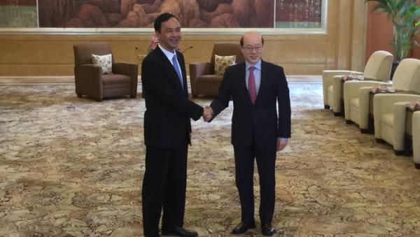 報導稱，今天朱、劉兩人會面，是於上午10時33分開始。兩人握手致意，並相互寒暄。隨後，雙方開始會談。 圖：翻攝自網路
