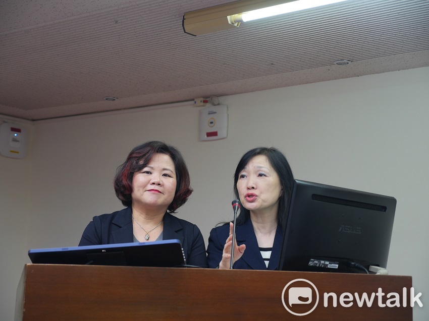 勞動部長許銘春（左）今（26）天赴立法院衛環委員會業務報告與備詢。 圖：趙婉淳/攝