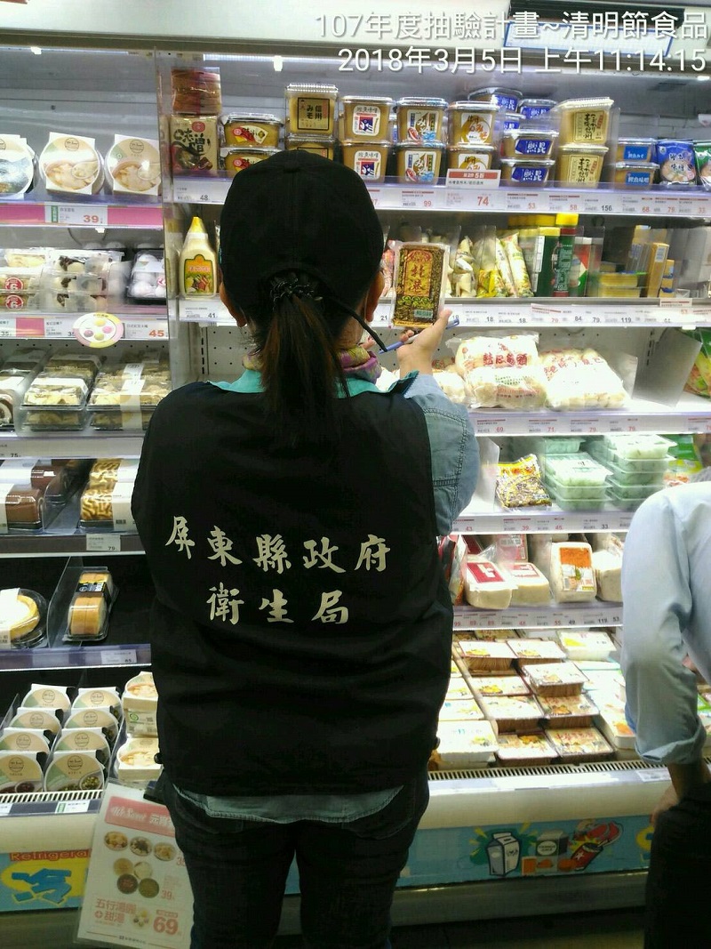 衛生局也呼籲，食用、選購這些產品時應注意包裝外觀色澤及氣味是否有異常。 圖：屏東縣衛生局／提供
