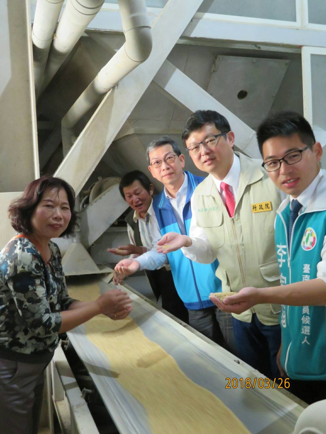 農委會副主委李退之(右二)今(26)日至台南後壁芳榮米廠訪視公糧碾製作業。 圖：農委會／提供
