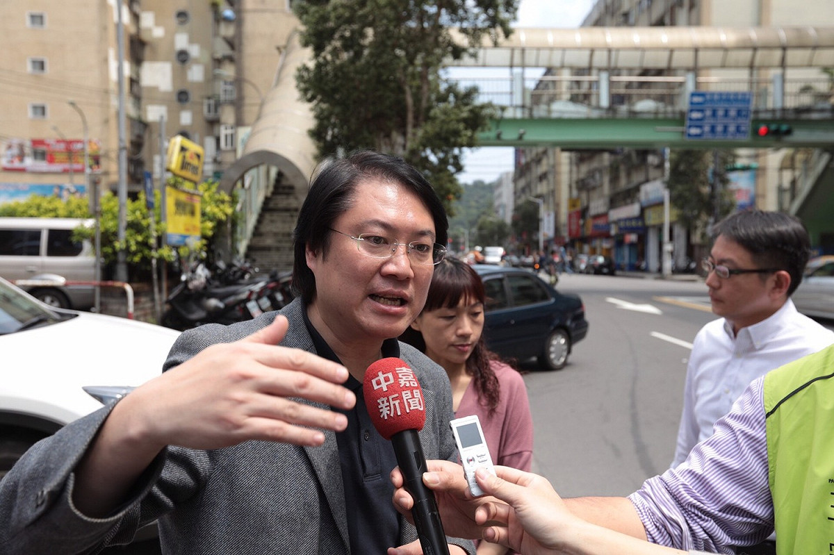 基隆市長林右昌今赴安樂路二段天橋及安樂分駐所視察。 圖：基隆市政府 / 提供