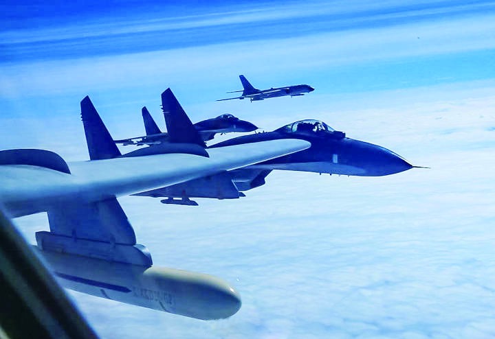 而今天上午，中國空軍再次出動Su-30、運8、轟6等型軍機多架次執行遠海長航訓練，飛經巴士海峽航向西太平洋後，循原航線飛返駐地。國防部表示，已經全程監偵與應處，請民眾放心。 圖：翻攝自環球軍網