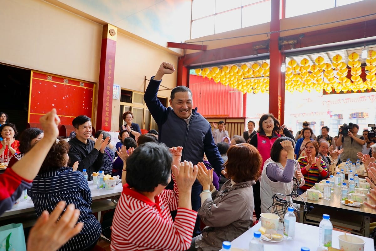 侯友宜與地方民眾座談，強調「找對的人、做對的事、用對方法，才能解決所有問題。」 圖: 侯友宜競選辦公室/提供