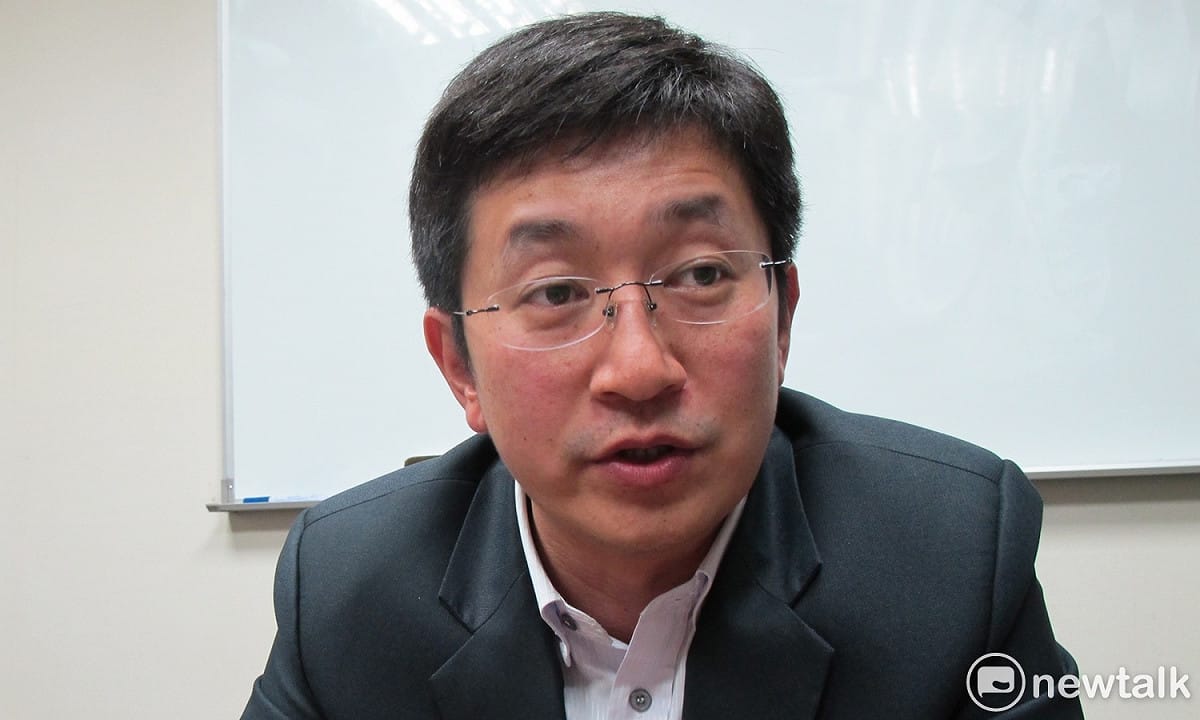 民進黨立委蔡適應26日會後轉述年金改革共識。 圖：林朝億/攝