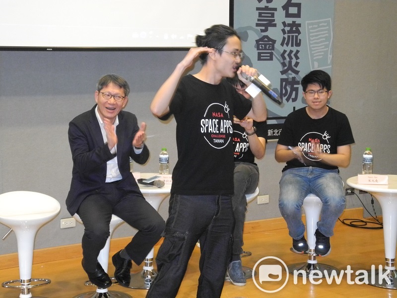 「新北市土石流災防應用」分享會，Space Bar除了以饒舌方式，活潑地介紹土石流聊天機器人，逗得副市長葉惠青笑開口。 圖：王峻昌/攝
