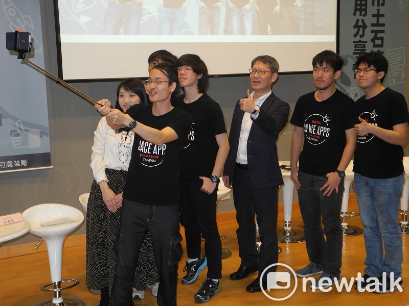 「新北市土石流災防應用」分享會，Space Bar當場邀副市長葉惠青在台上玩自拍，相當逗趣。 圖：王峻昌/攝