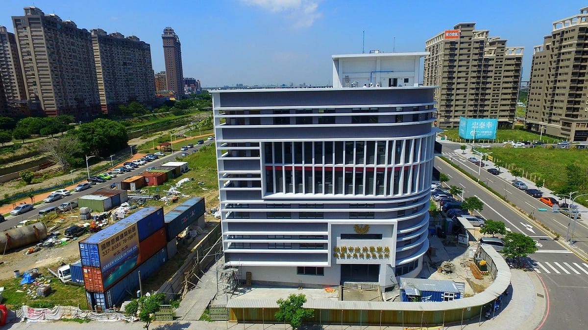 桃園分局同安派出所暨交通警察大隊桃園分隊辦公廳舍共6層，總面積682坪，土地價值約3億元，使用經費為1億2,500萬元。 圖: 桃園市政府/提供