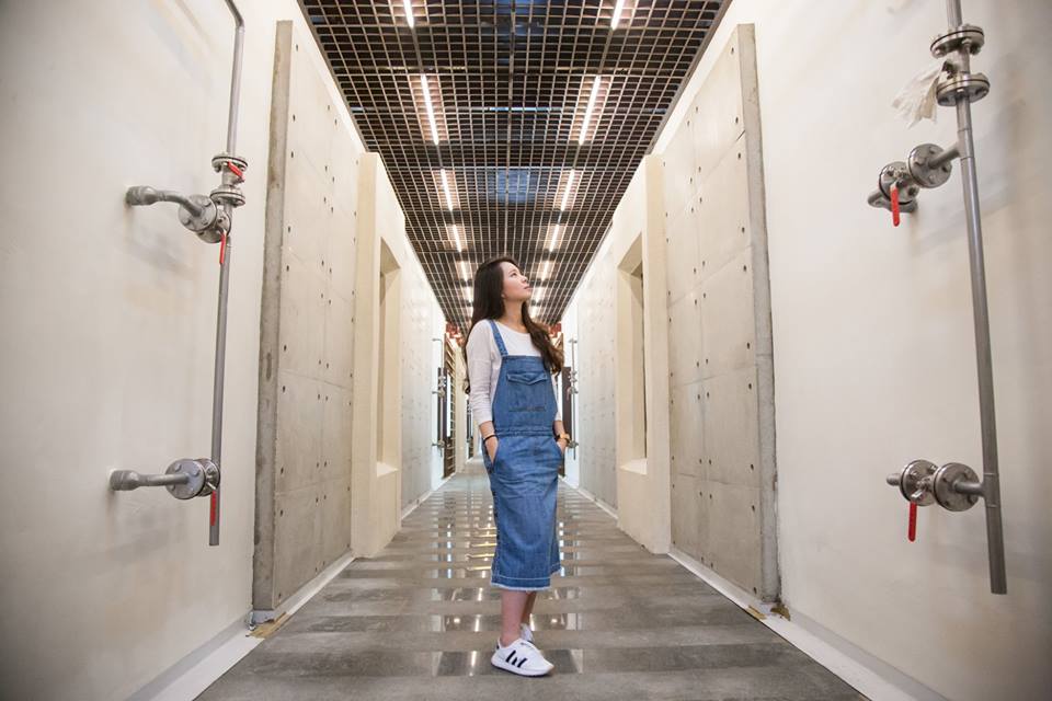 朝陽水語教育園區內潔淨又明亮的清水模牆壁和走道。 圖：翻攝鄭文燦臉書