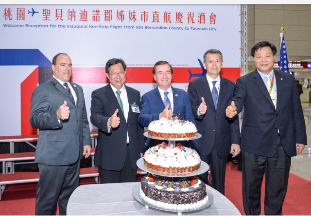 在美國聯邦眾議院外交委員會主席羅伊斯（Ed Royce）及聖貝納迪諾郡郡監督克特哈格曼（Curt Hagman）雙雙協助促成下，桃園到安大略、台灣到美國加州26日起又增加一條空中航線。 圖：桃園市府提供