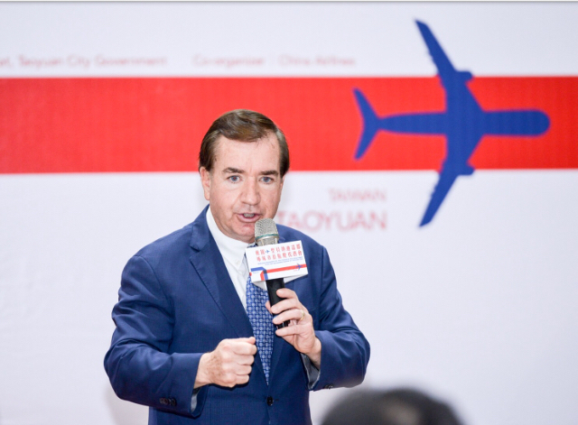 在美國聯邦眾議院外交委員會主席羅伊斯（Ed Royce）及聖貝納迪諾郡郡監督克特哈格曼（Curt Hagman）雙雙協助促成下，桃園到安大略、台灣到美國加州26日起又增加一條空中航線。 圖：桃園市府提供