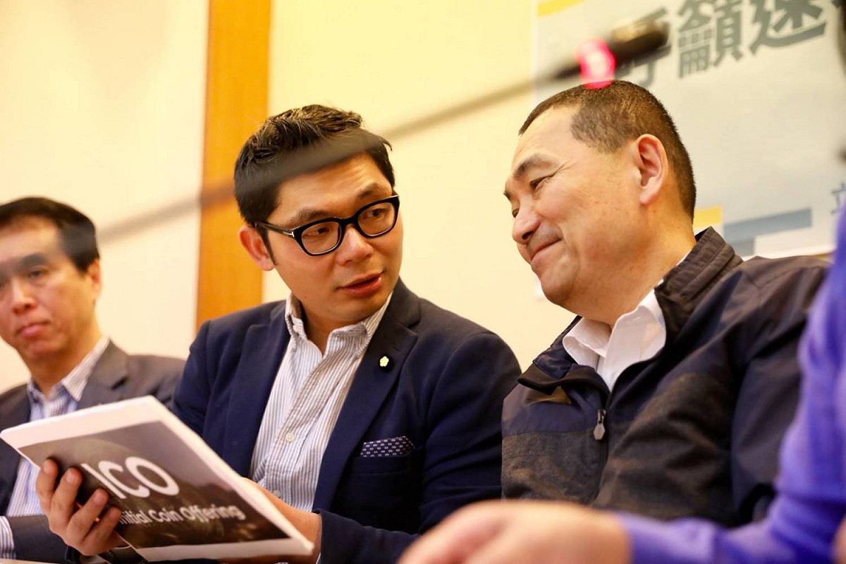 國民黨新北市長擬參選人侯友宜（右）今（27）日參加由不分區立委許毓仁（左）提案的「道交法60條修法」記者會。 圖：侯友宜辦公室/提供