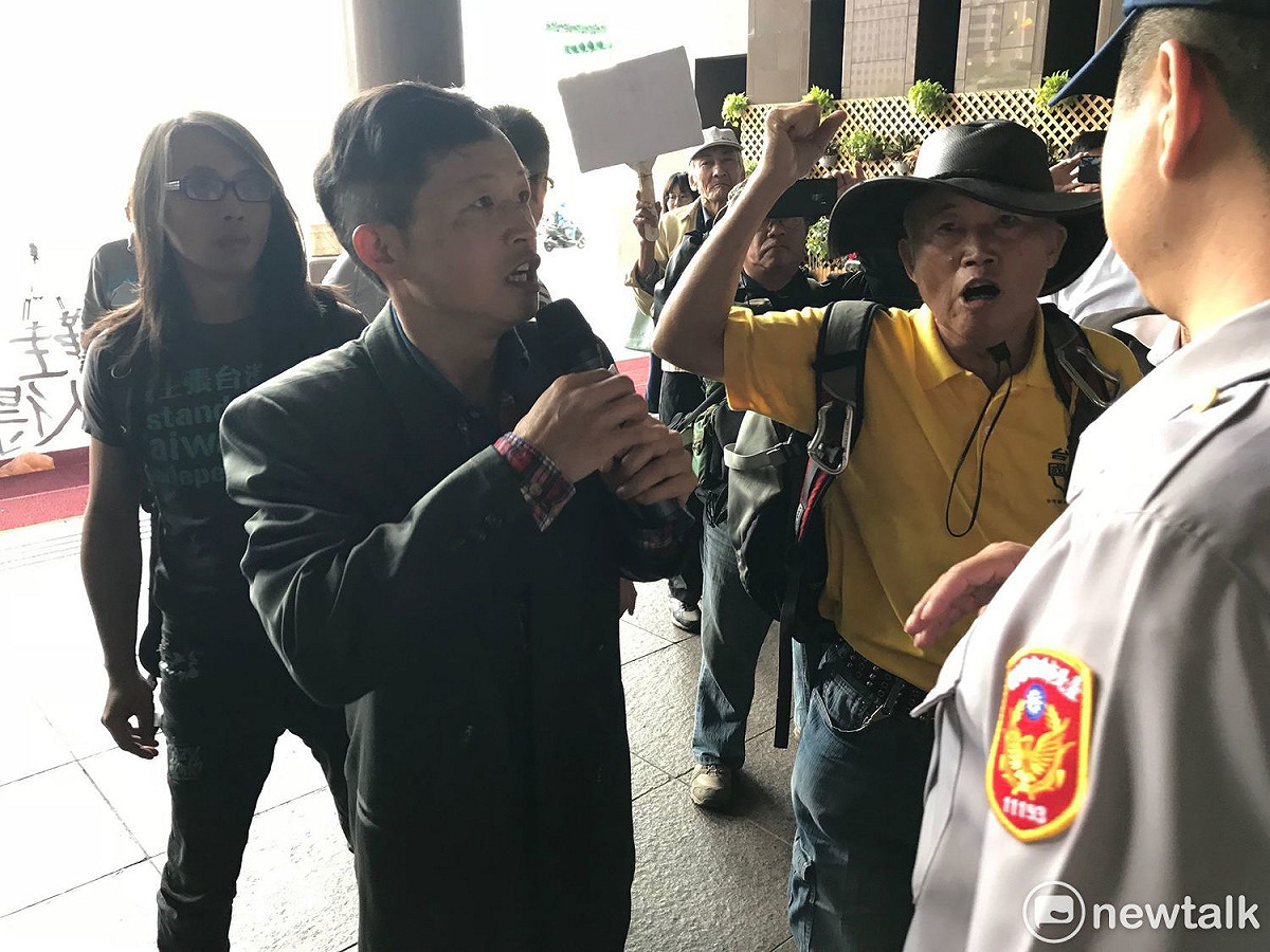 台灣國創辦人王獻極朝北市府丟鞋，與警方對峙。 圖 : 周煊惠 / 攝