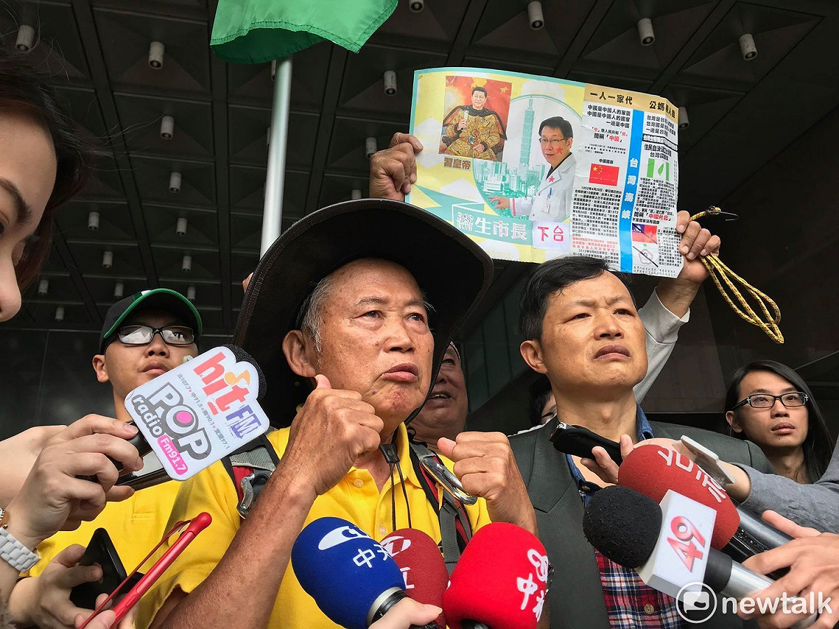 王獻極說，柯文哲選前還曾參加他辦的記者會，公開撕中華民國身分證，現在卻變「深紅」、糟蹋獨派，這種毫無中心思想、騙選票、騙人民的市長，「有資格再連任嗎？」 圖 : 周煊惠／攝（資料照片）