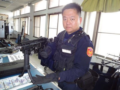 高雄市保大特勤中隊27日攔查一輛可疑車輛，車上一男亮槍指向員警，員警先發制人開火22槍壓制，並逮捕3男，起獲6槍，其中有罕見具腳架衝鋒槍。 圖 : 中央社