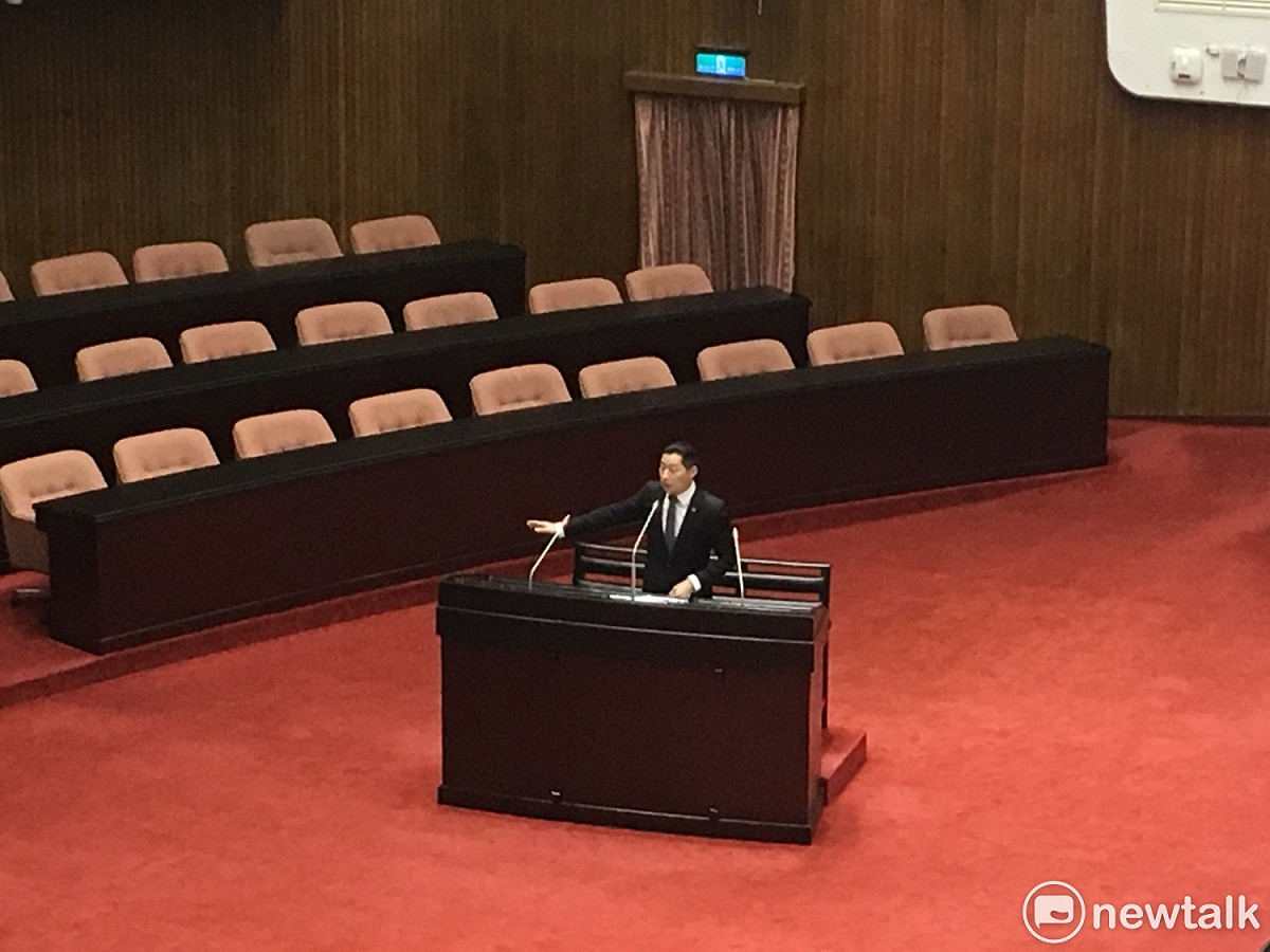 時代力量立委林昶佐今日在總質詢中向賴清德問到，首任促轉會主委是否由黃煌雄出任？ 圖：黃韋銓/攝