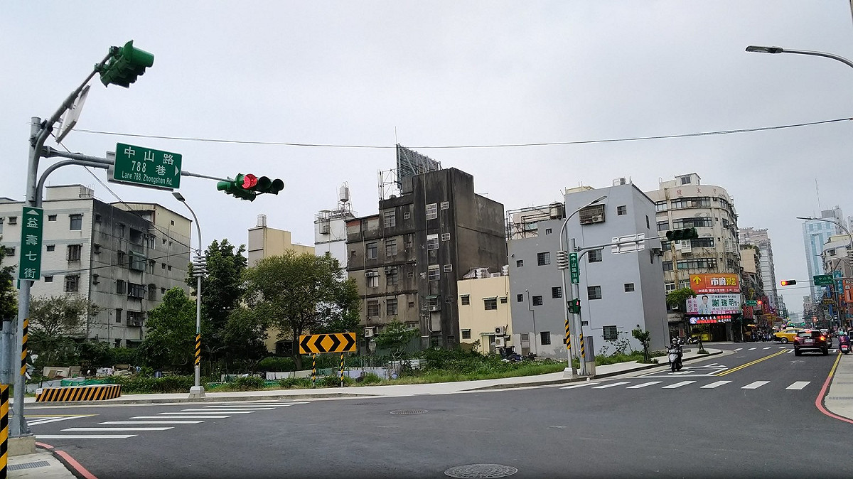 桃園區中山路788巷，路牌標示混亂造成民眾混淆。圖：桃園市政府/提供 圖 : 桃園市政府/提供