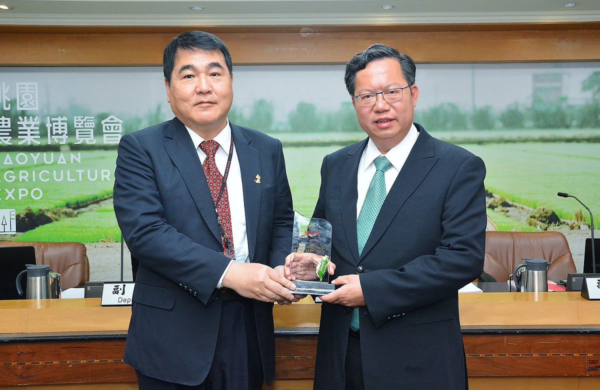 桃園市長鄭文燦指出，桃園運用IT管理污水處理廠營運模式提高績效，運用雲端管理，讓資源回收中心成為綠色生活的典範。 圖: 桃園市政府/提供