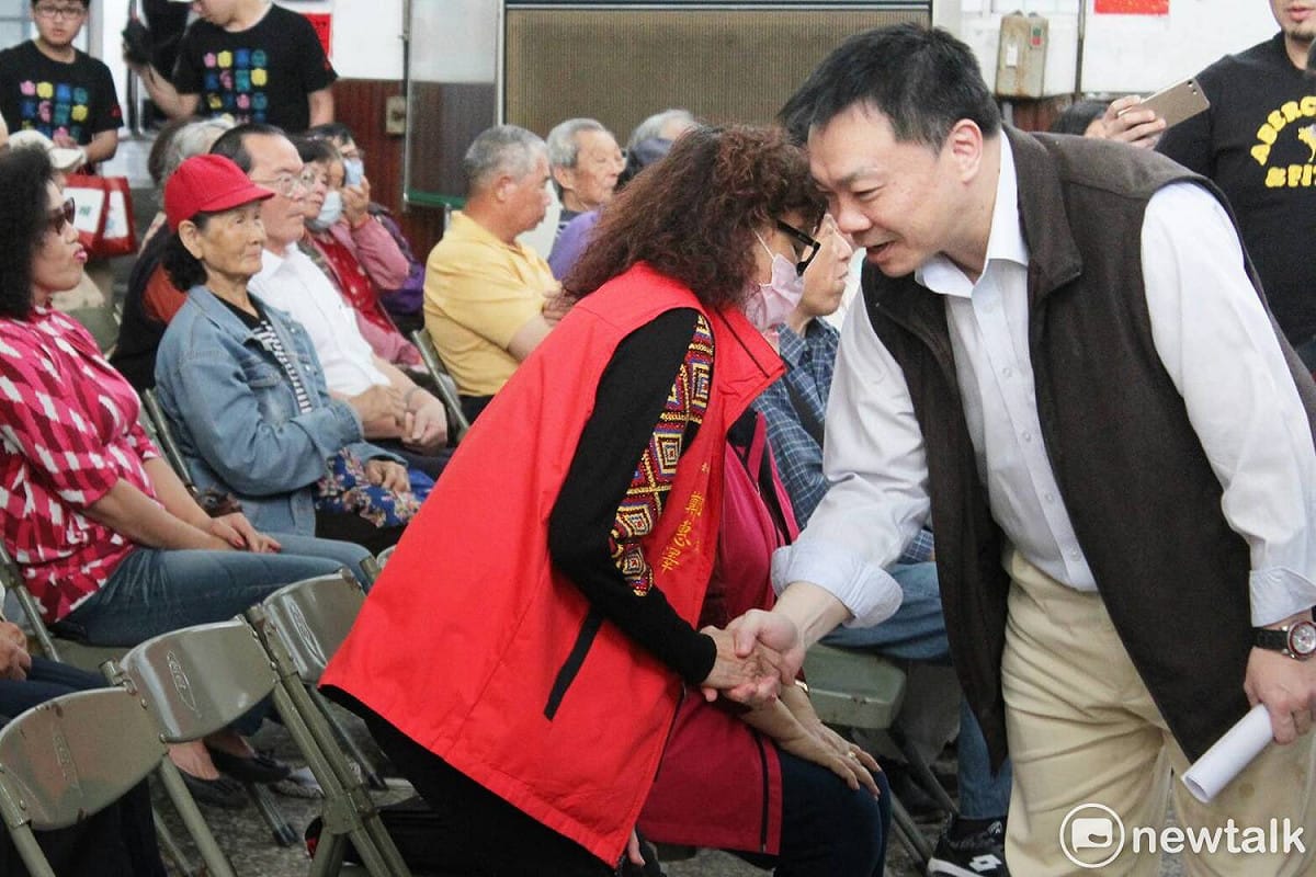 國民黨台南市議會黨團舉行記者會要求市府凍漲房屋稅，台南市長參選人高思博也呼應多位泛綠市議員凍漲房屋稅的訴求。 圖 : 黃博郎/攝