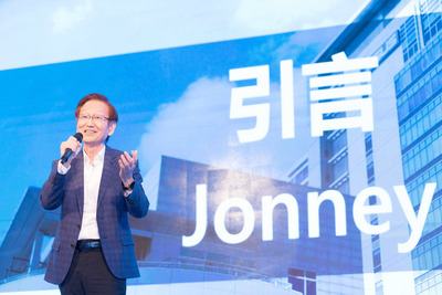 電腦品牌廠華碩27日首度舉辦企業內部技術論壇ASUSTech Forum，董事長施崇棠鼓勵同仁要不斷追求真理及知識，建立數學與直覺的連結，並融會貫通理論與實務。 圖 : 華碩/提供