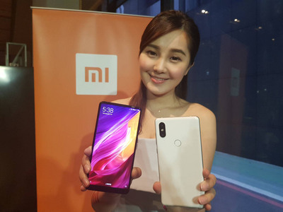 小米今天發表AI雙攝旗艦手機小米MIX 2S，延續四曲面陶瓷機身，後置超感光雙攝相機，升級AI拍照體驗，並搭載「小愛同學」語音助理。 圖 : 中央社