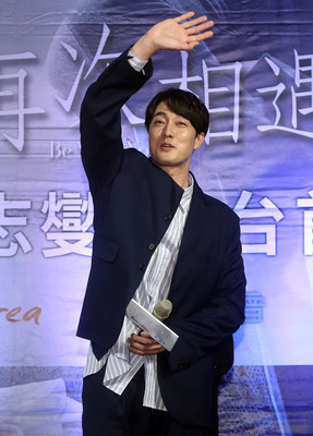 韓星蘇志燮27日在台北樂聲影城廣場，宣傳新片「雨妳再次相遇」，入場後與滿場粉絲揮手致意。 圖 : 中央社
