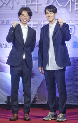 韓星蘇志燮（右）與導演李章焄（左）來台宣傳新片「雨妳再次相遇」，27日在台北出席電影首映會。 圖 : 中央社