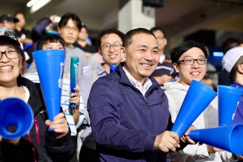 侯友宜今天(27日)到新莊棒球場為中華職棒－富邦悍將的主場開幕戰加油。 圖 : 侯友宜競選辦公室/提供