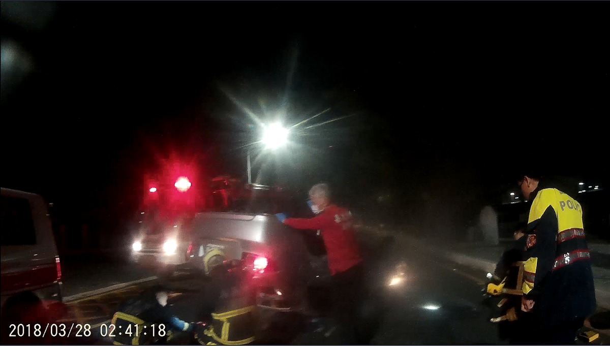 翻車事故車內竟找不到人？嘉義市消防局今 (28) 日接獲八掌溪河畔有車禍事故，但消防人員抵達現場時，竟看見一輛轎車「倒栽蔥」的景象！然而，經搜索後卻不見任何人受困車內，詳細事故原因待警方進一步調查。 圖：嘉義市消防局/提供