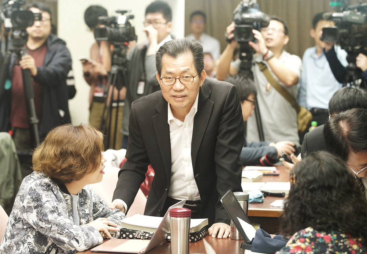 環保署長李應在立院衛環委員會休息時間和朝野兩黨立委交換意見。 圖：張良一/攝