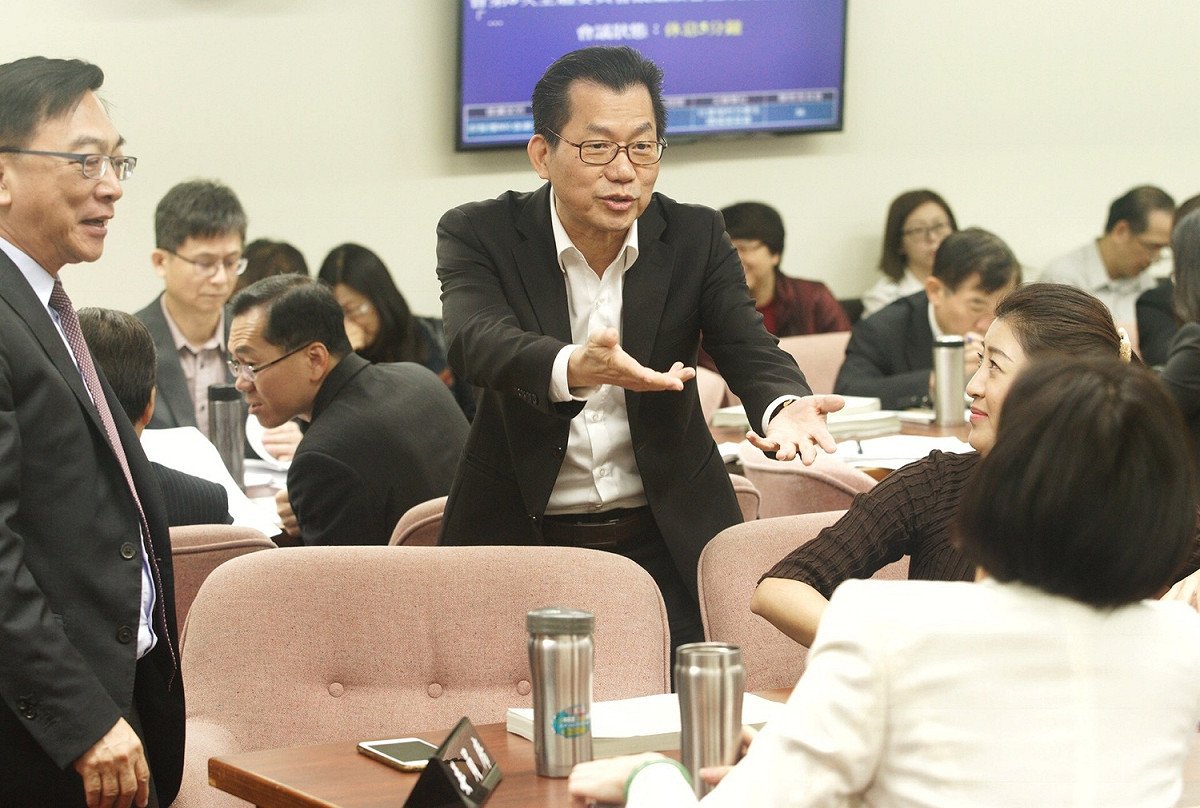 環保署長李應在立院衛環委員會休息時間和朝野兩黨立委交換意見。 圖：張良一/攝
