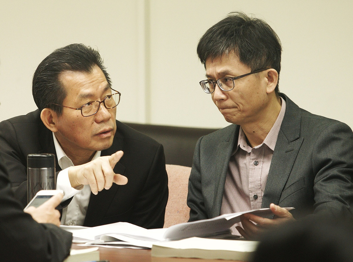 環保署長李應元和副署長詹順貴在立院衛環委員會備詢時交換意見。： 圖：張良一/攝