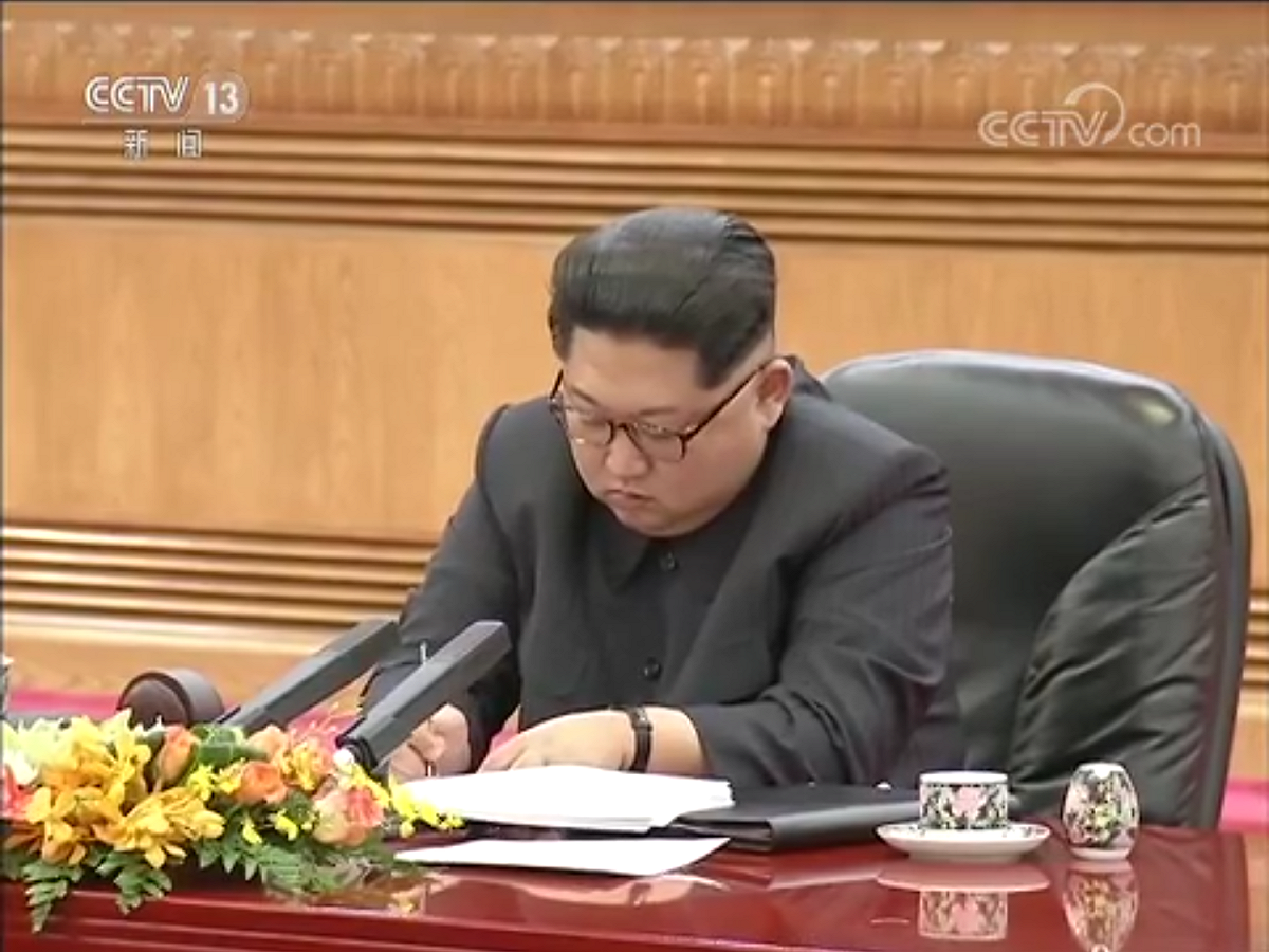 在兩人會談習近平致詞時，金正恩全程專心聆聽，央視鏡頭並多次特寫金正恩親自勤作筆記的畫面。 圖：翻攝自央視畫面